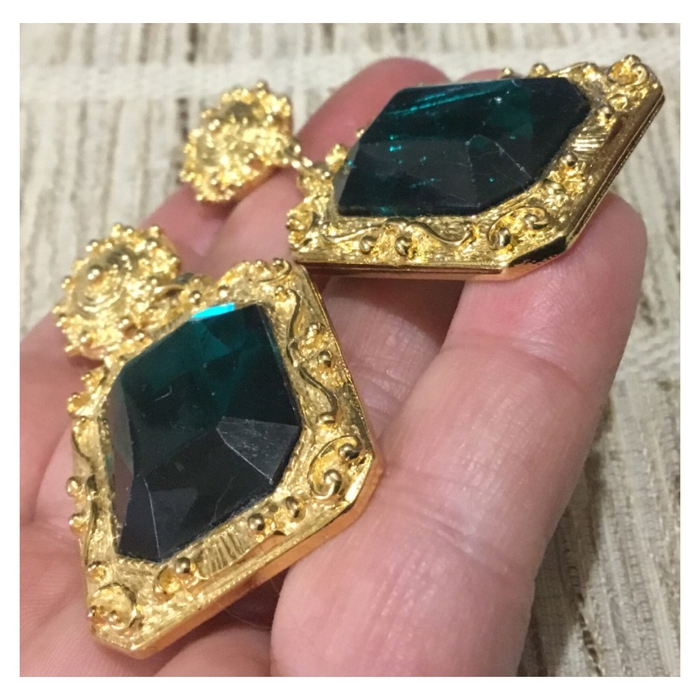 Beautiful Emerald Green Gem Gold Studded Earring - Picture 6 of 8